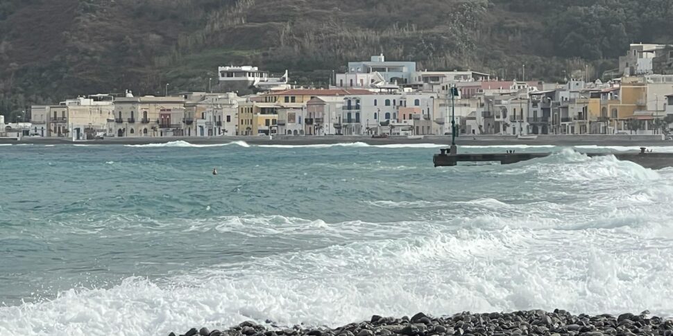 Bufera di vento alle Eolie: fermi gli aliscafi, da Milazzo partita solo la nave