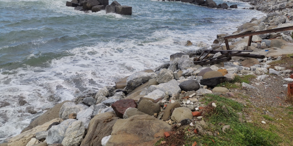 Cadavere seminudo trovato in spiaggia nel Messinese, disposta l'autopsia