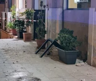Calcincacci cadono su tavoli di bar via Cantieri