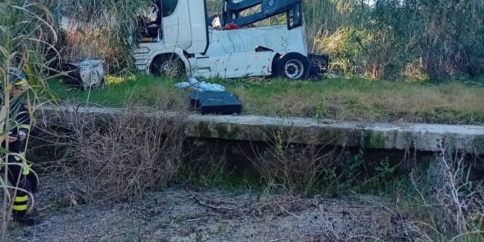 Camion cade da un ponte sulla Messina-Palermo: volo di dieci metri tra Brolo e Ficarra, ferito il conducente