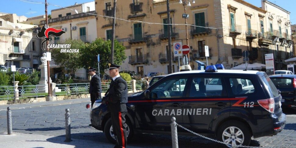 Choc a Noto, un cane è stato ucciso e appeso su un recinto, Aidaa: «Forse una vendetta»