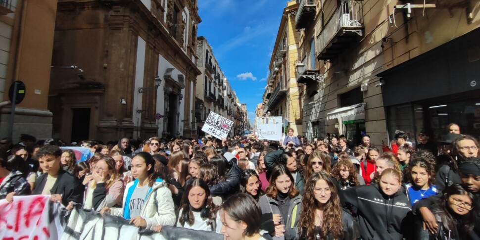 Riscaldamenti, bagni, palestre: gli studenti di Palermo fanno l'elenco delle carenze nelle scuole