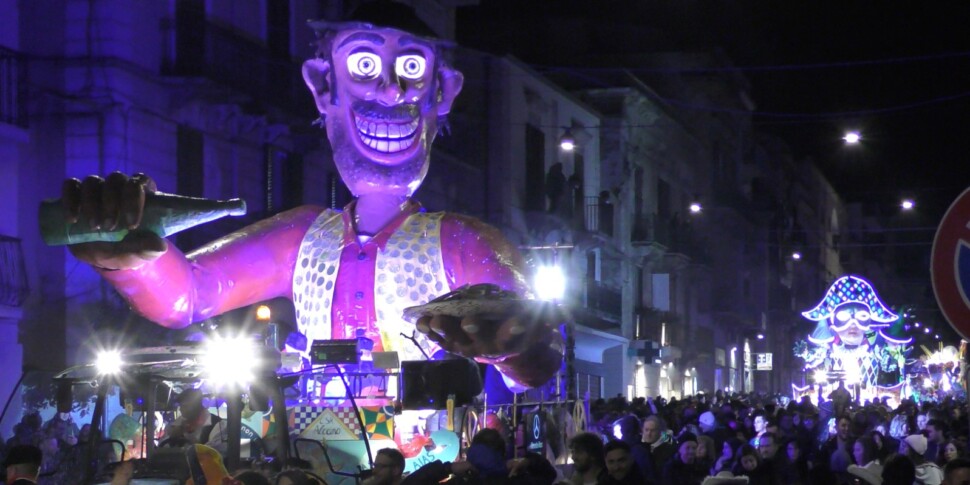 Torna dopo 4 anni il Carnevale di Alcamo, in migliaia alla prima sfilata