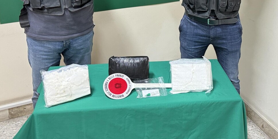 Catania, arrestato con 4 chili di cocaina nell'auto: la targa era... girevole, la droga nascosta in un'intercapedine