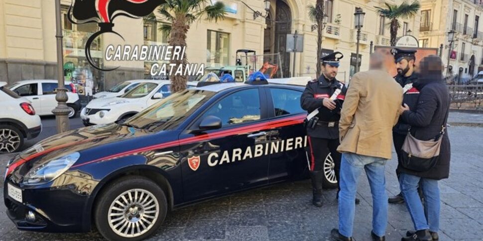 Catania, divieto di avvicinamento alla ex: trovati insieme in auto, arrestati entrambi