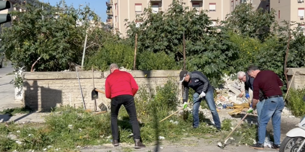 Palermo, allo Sperone i cittadini puliscono piazza Achille Grandi: «Qua siamo abbandonati»