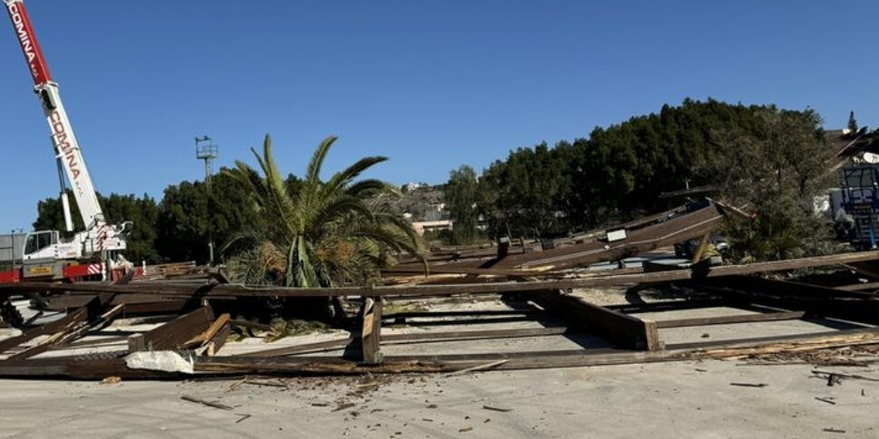 Crolla il palazzetto dello sport di Augusta durante i lavori, operai illesi