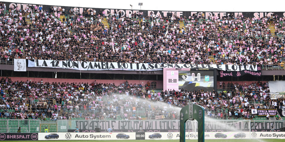 Palermo, entrano in campo allo stadio Barbera: Daspo per 3 tifosi