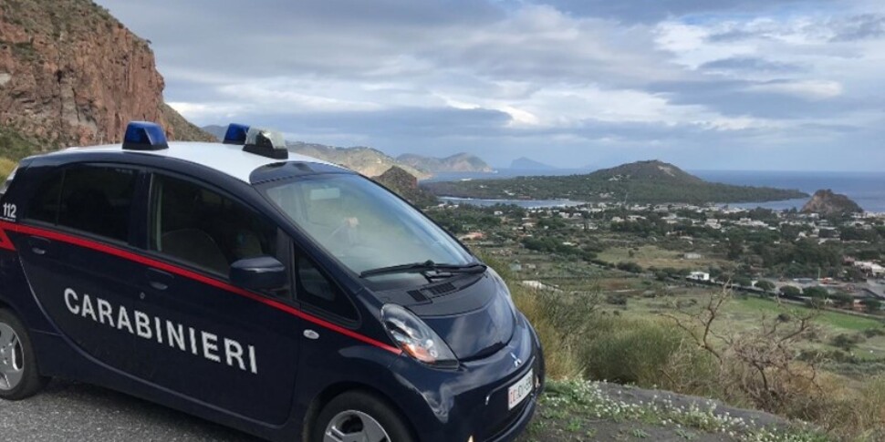 Vulcano, rifiuti tra gli scavi: scattano tre denunce