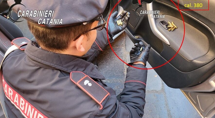 Catania, munizioni dentro una macchina noleggiata: denunciati due giovani