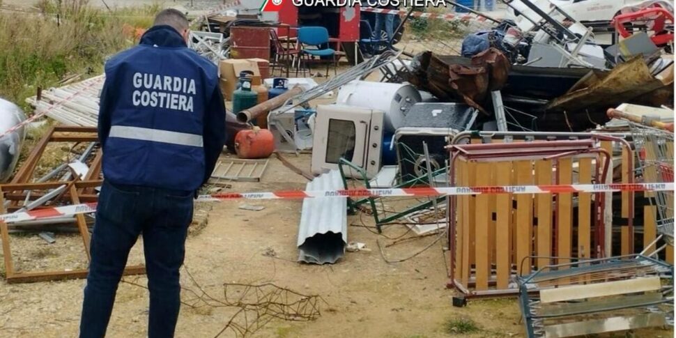 Dalle bombole del gas ai motori fuoribordo, sequestrata una discarica abusiva a Sferracavallo