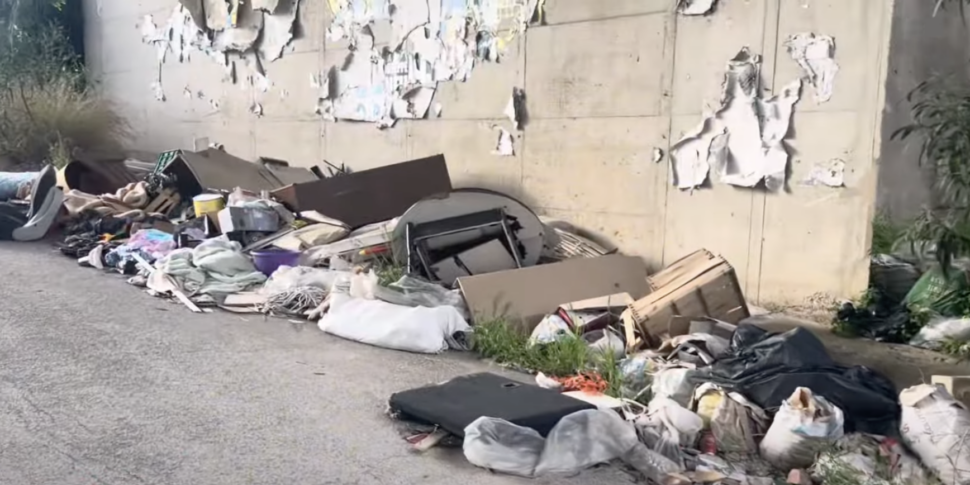 Rifiuti ad Agrigento, discarica abusiva nella bretella di collegamento tra il viadotto Akragas e la via Dante