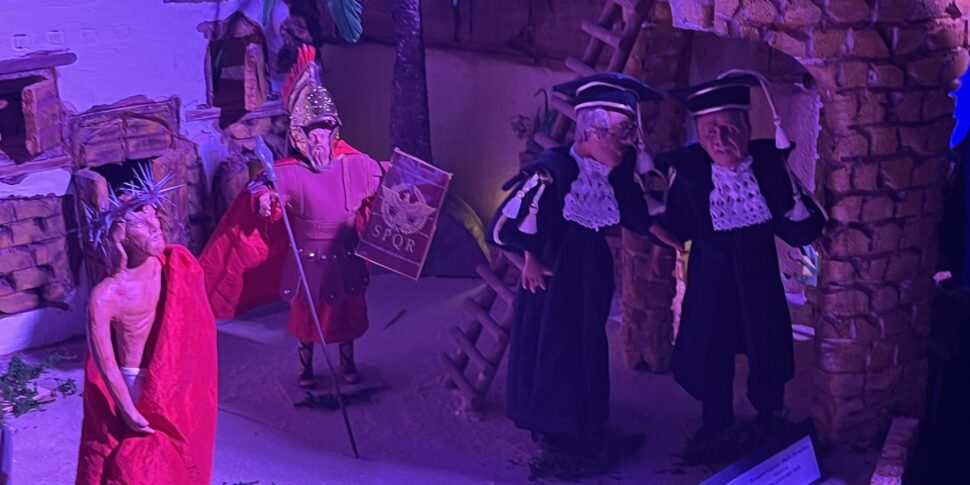 Inaugurato il presepe di Pasqua a Balestrate, gli eroi della Sicilia nel nostro tempo: da Falcone e Borsellino a Biagio Conte