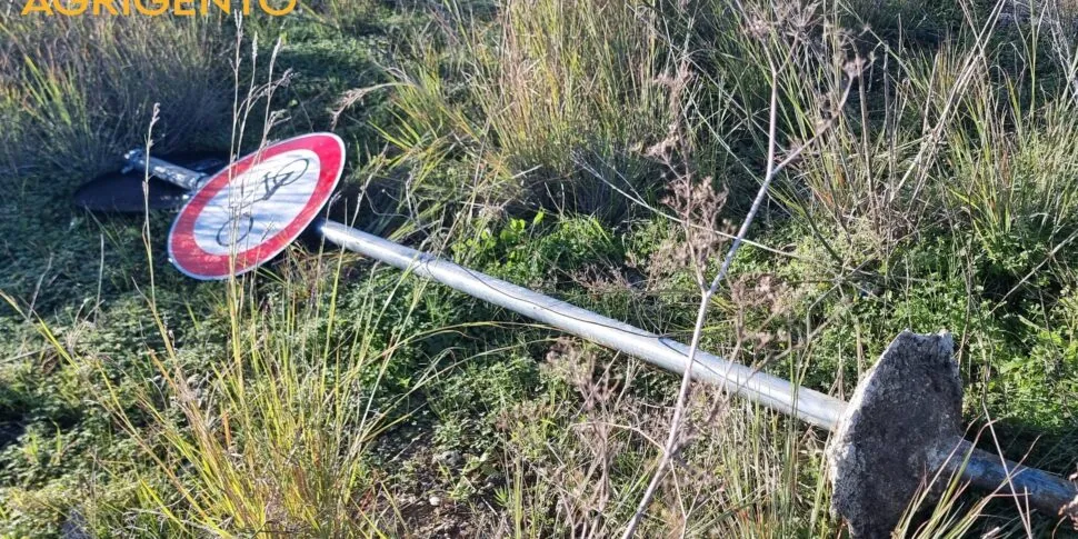 Fleximan sbarca in Sicilia: abbattuti i segnali di divieto per le bici sulla strada per Punta Bianca