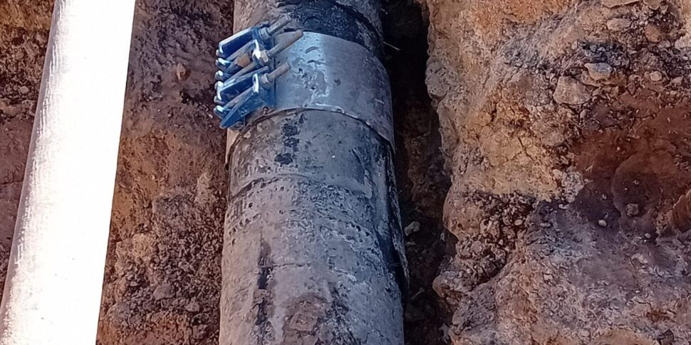 Un escavatore buca una condotta a Modica, tappata la falla dopo la fuga di gas
