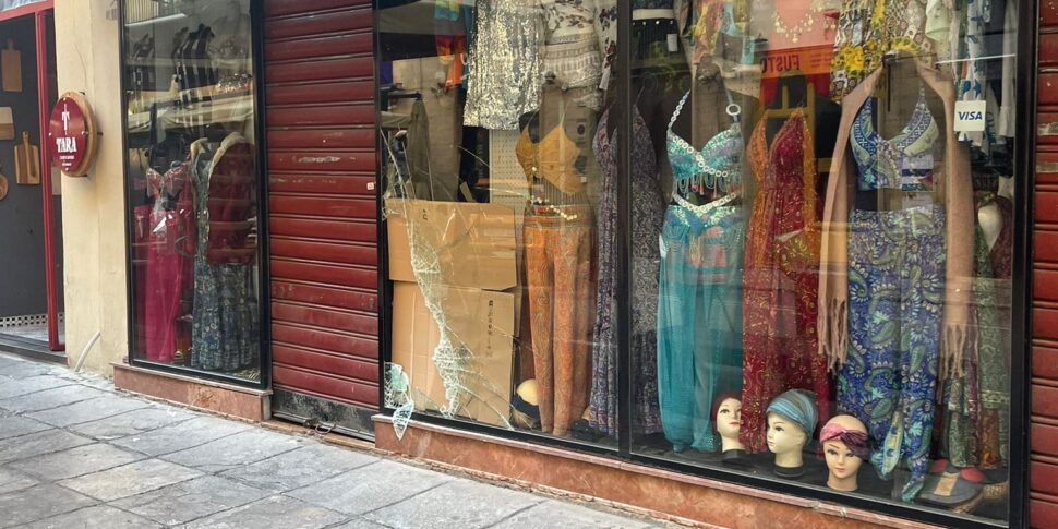 Spaccavetrine ancora in azione a Palermo: presi di mira un negozio di abbigliamento e uno di giocattoli