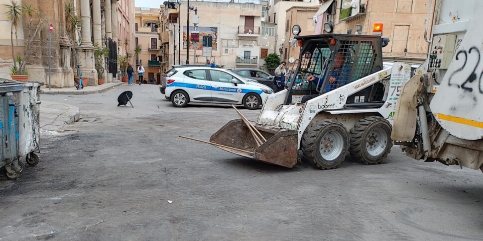 Palermo, rubata batteria da un autocarro della Rap a lavoro a Ballarò