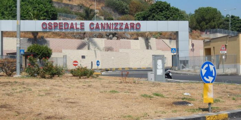 Acireale, bambino attraversa la strada con la mamma e viene investito da un'auto: è grave