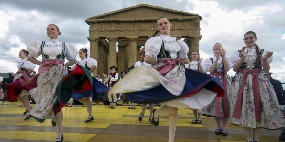 Mandorlo in fiore, i gruppi folk sui treni della tratta Aragona-Agrigento