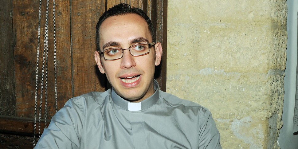 Il prete di Enna imputato per molestie sessuali, la difesa: «Nessun reato, processo mediatico»