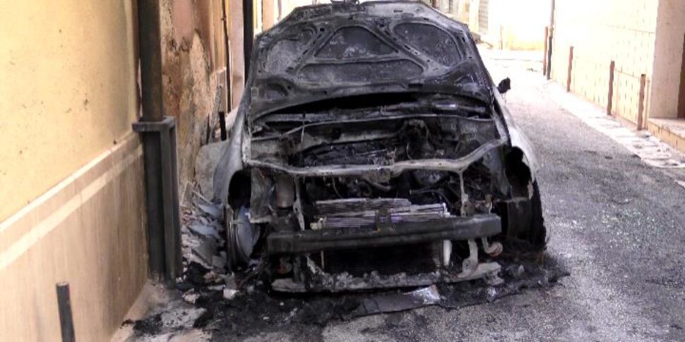 Notte di paura ad Alcamo, auto in fiamme: annerita la facciata di una palazzina