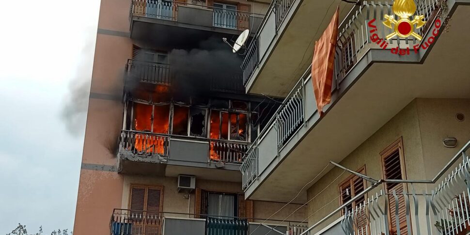 Paura ad Acireale, scoppia un incendio all'interno di un'abitazione