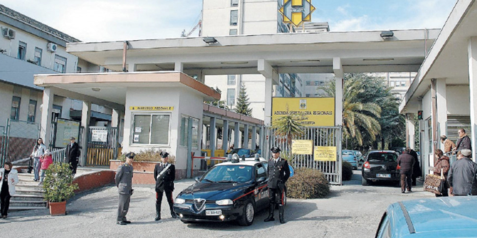 Caltanissetta, tentano di rubare un Bmw ma causano un incendio nel parcheggio dell'ospedale