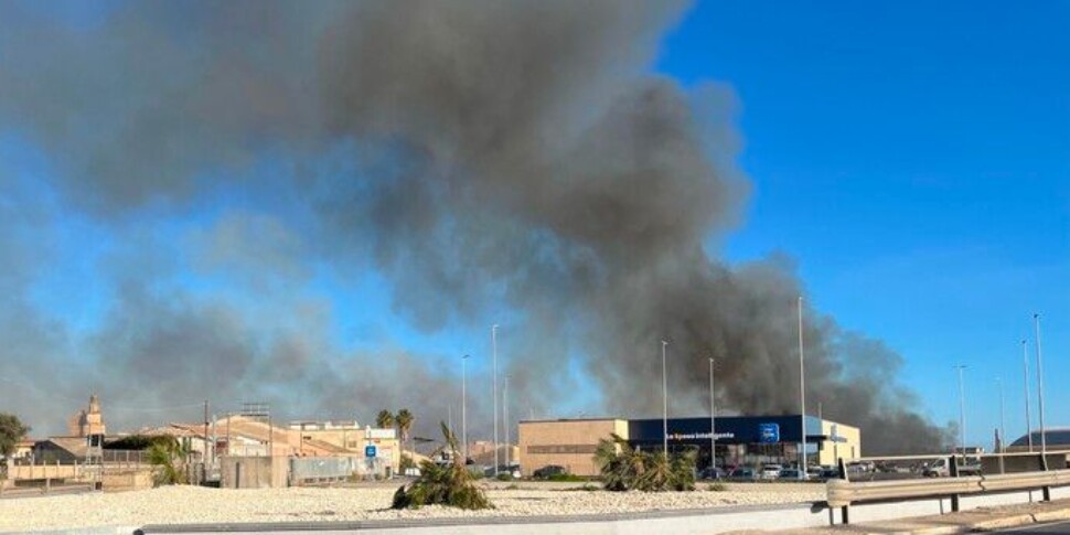 Incendio divampa vicino al porto grande a Siracusa,  si sospetta che sia doloso