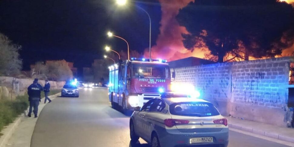 Incendio nei pressi di un centro commerciale a Bagheria: in fiamme una discarica a cielo aperto