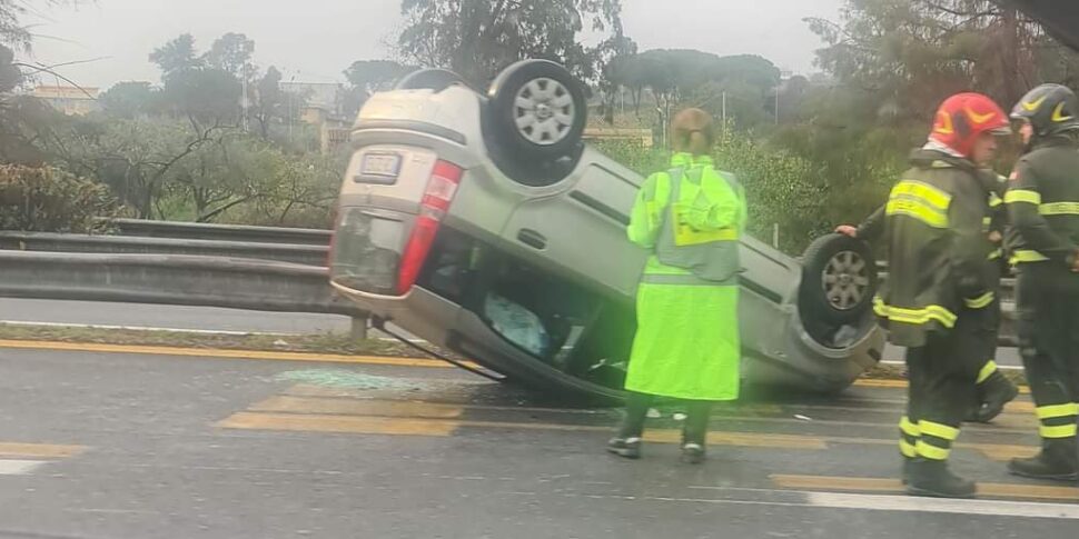 Acireale, un'auto si ribalta in viale regina Margherita