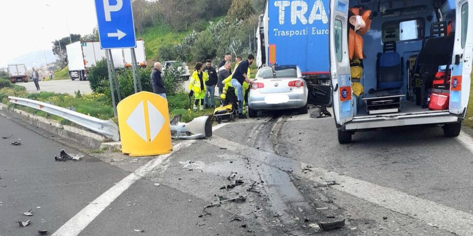 Incidente sulla Messina-Catania: morto l'uomo rimasto ferito dopo avere tamponato un tir a Tremestieri