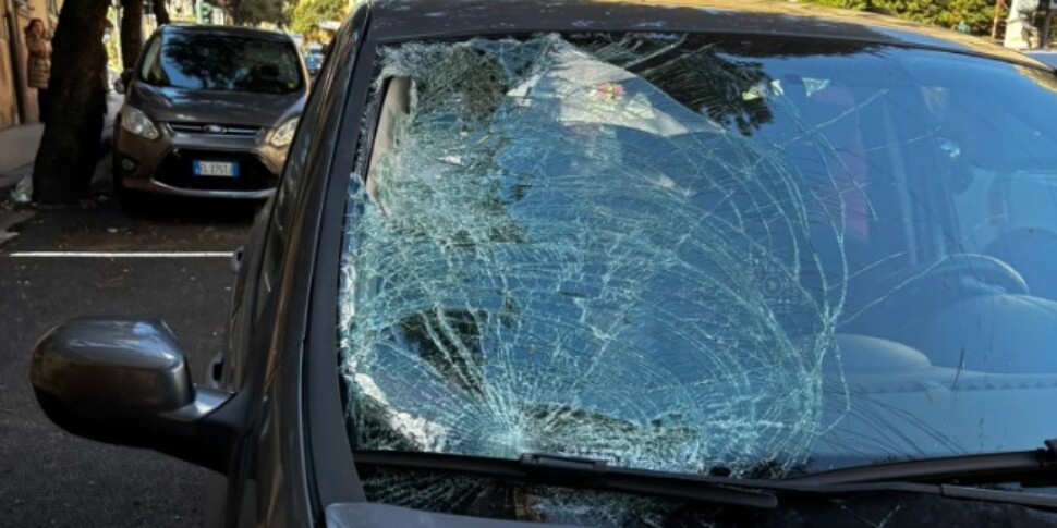 Incidente a Messina, anziano viene travolto da un'auto mentre attraversa la strada e muore