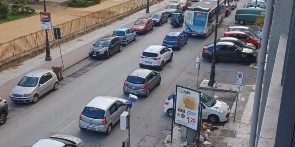 Incidente a Palermo, scontro tra auto e moto in via Lincoln: un ferito e disagi al traffico