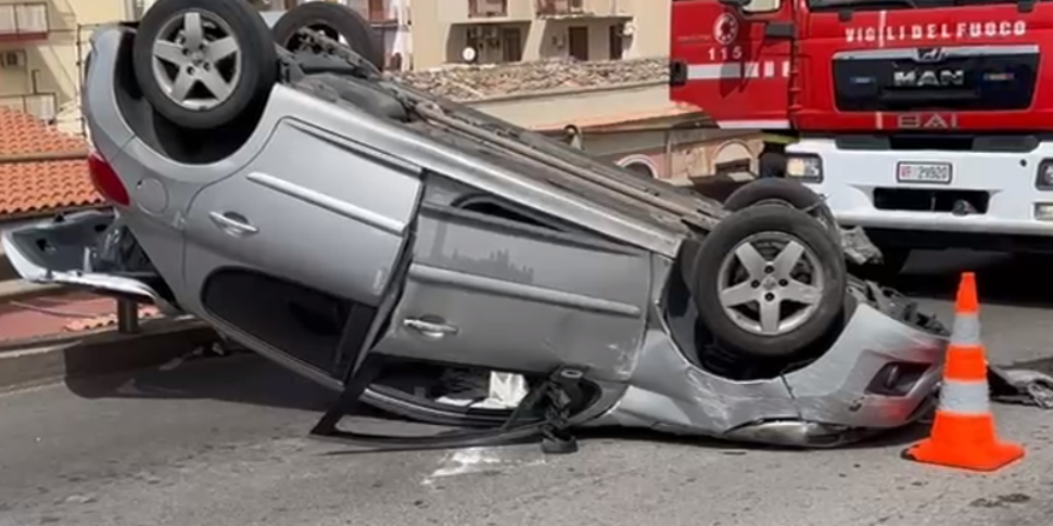 Auto si ribalta sul ponte di via Giafar a Palermo: un ferito, strada chiusa e lunghe code
