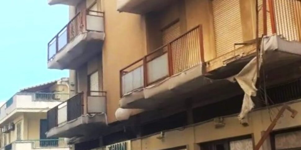 Paura a Vittoria: camion fa crollare parte di un balcone, finisce su due auto in sosta e scappa