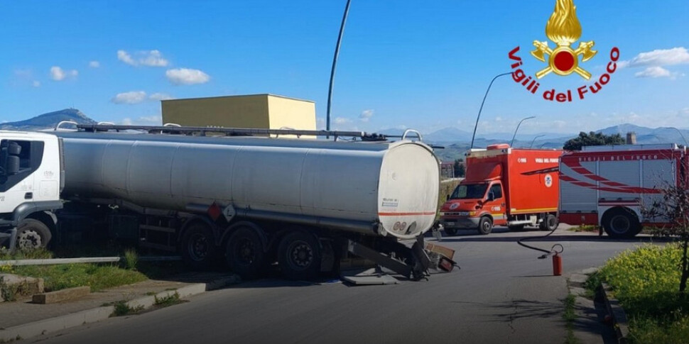 Autocisterna finisce fuori strada a pochi metri da un distributore di benzina, paura a Calatafimi