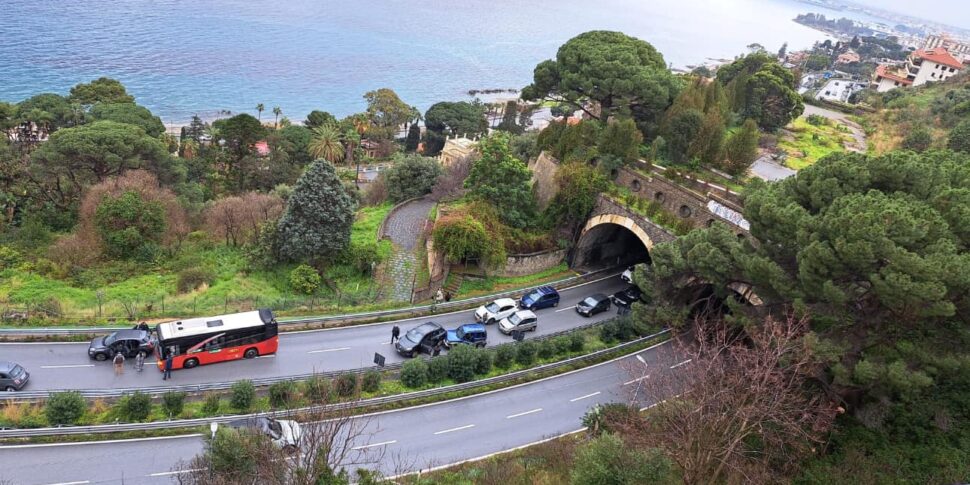 Incidente nella galleria Bosurgi a Messina: scontro tra 4 auto e un bus, traffico paralizzato