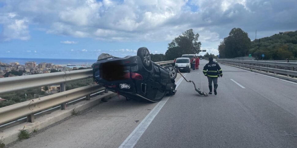 Incidente sulla Palermo-Catania, auto si ribalta poco prima di Termini Imerese: grave una donna