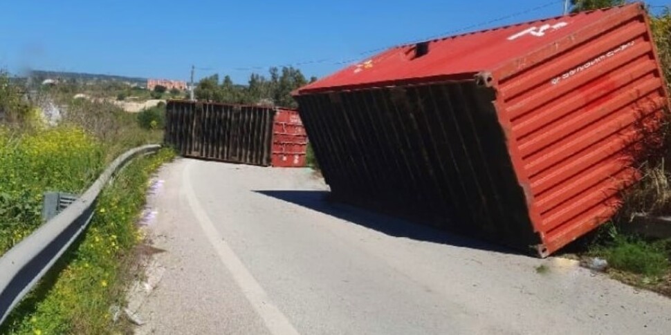 Paura sulla strada provinciale Pozzallo-Modica: un tir perde i container per strada