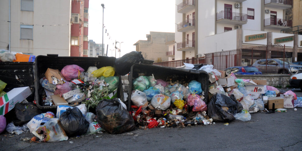 Legambiente contro i sindaci di Catania e Palermo: «Sul fronte rifiuti hanno operato male»