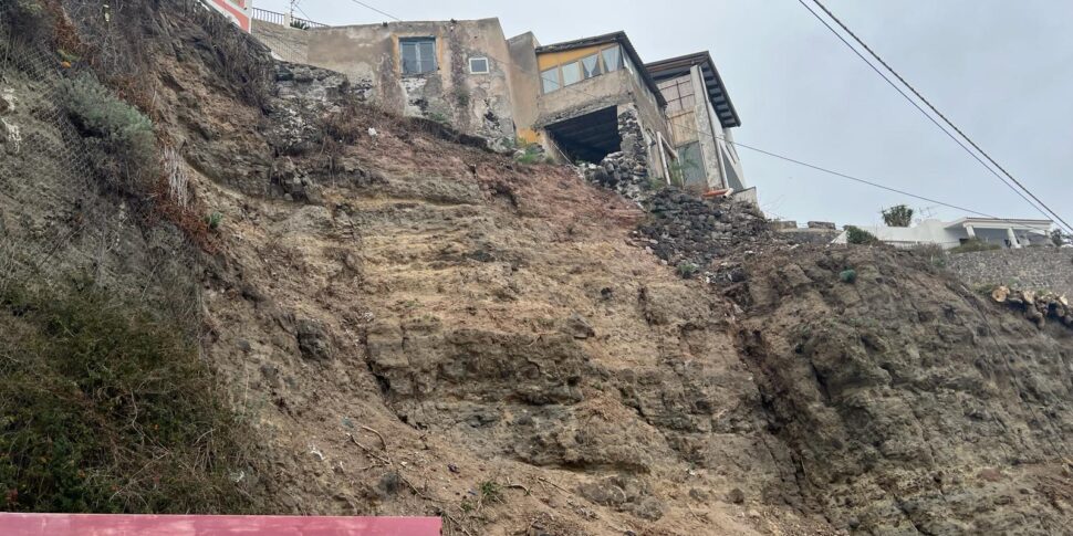 Lipari, a Bagnamare case a rischio crollo e strada colabrodo