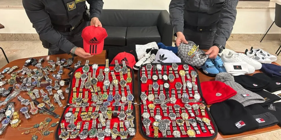 Alla fiera dell’orologio taroccato: maxi-sequestro a Catania, c'erano anche i finti sigilli di garanzia