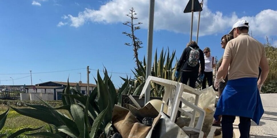Menfi, sindaco e giunta ripuliscono le strade di Porto Palo