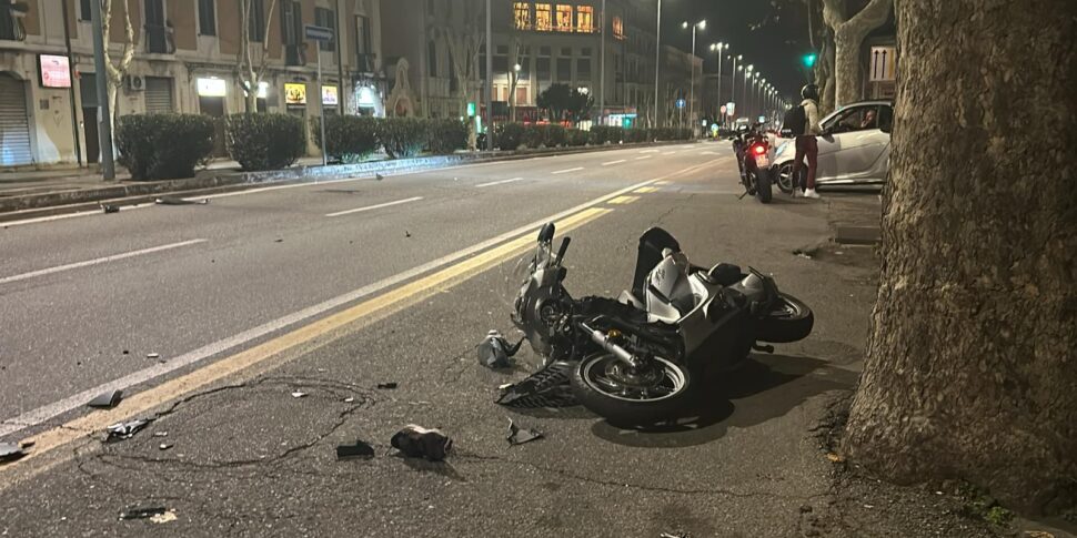 Incidente a Messina, scontro tra scooter: due giovani in prognosi riservata, uno è gravissimo