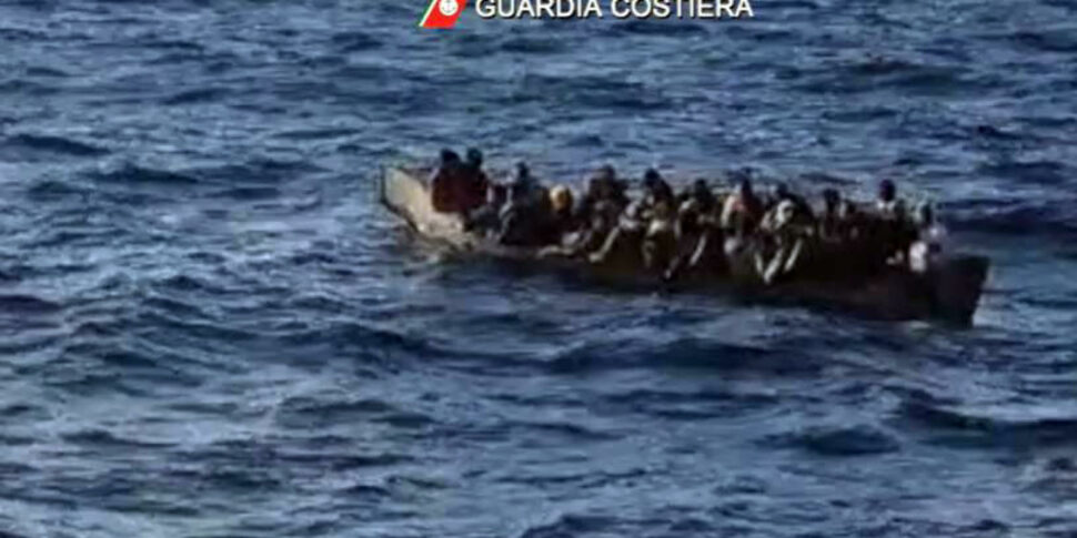 Migranti, in 42 a bordo di un barchino intercettati al largo di Lampedusa