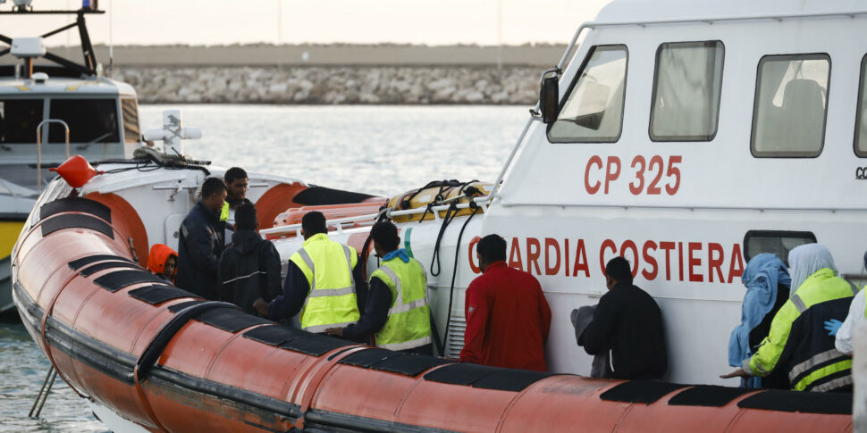 La guardia costiera soccorre 381 migranti, sbarcati a Pozzallo