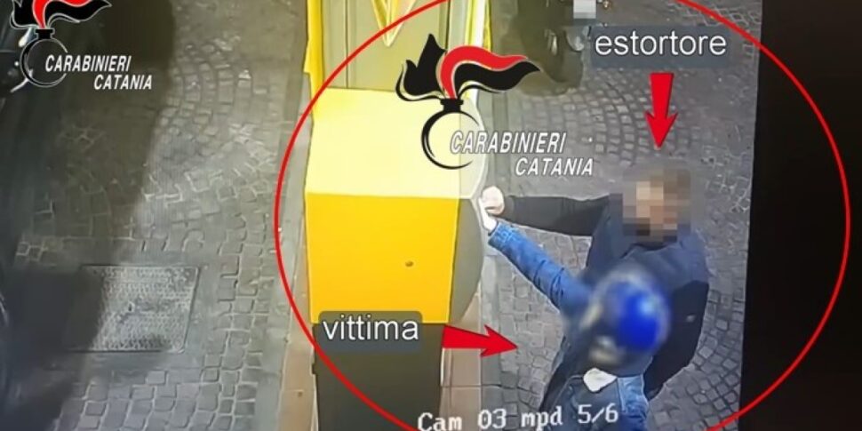 Catania, minaccia un minorenne e si fa fare il pieno all'auto: individuato ed arrestato - VIDEO