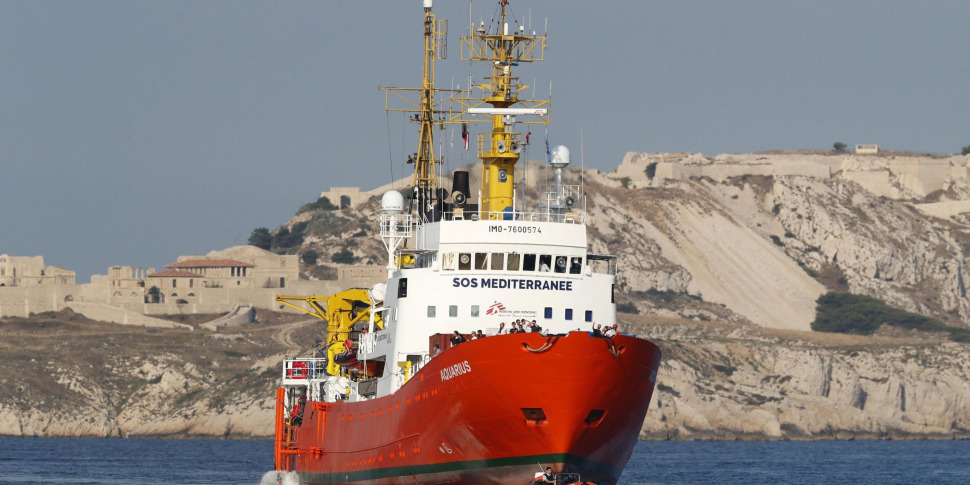 La Ocean Viking devia dalla rotta per Ancona e sbarca 23 migranti a Catania
