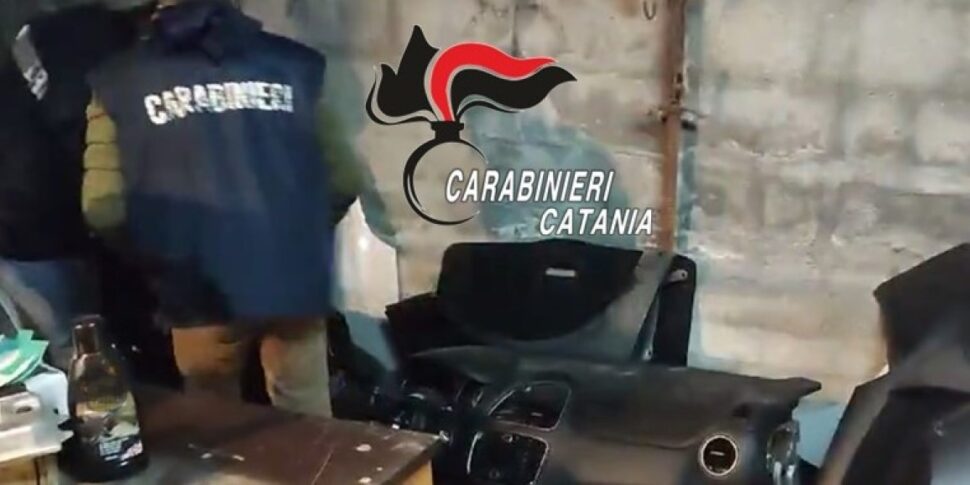 Catania, così le auto rubate tornavano a circolare legalmente: scoperta un'officina per il riciclaggio di vetture