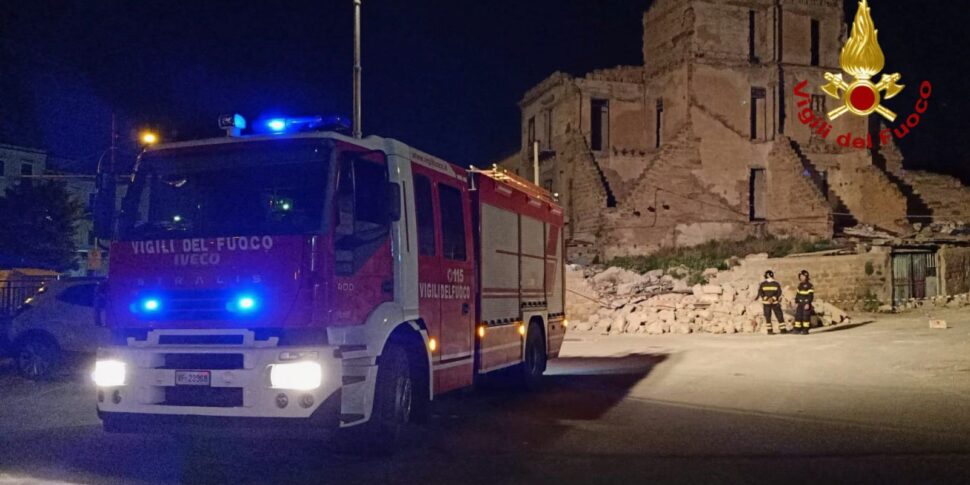 Il crollo della palazzina a Palermo: quattro ore e mezzo di lavoro per mettere la strada al sicuro